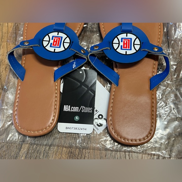 LA Clippers Women's Die-Cut Logo Flip Flops - Picture 4 of 8